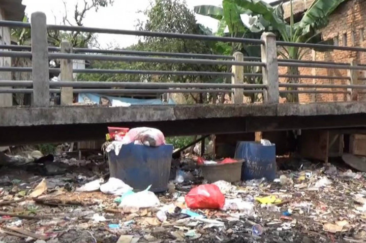 Mangkrak Belasan Tahun, Proyek Kali Sodetan Dipenuhi Tumpukkan Sampah