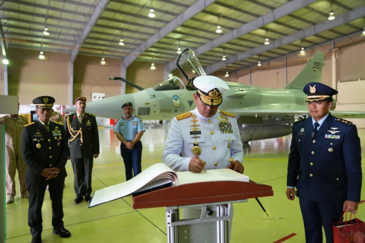 Panglima TNI Tinjau Pesawat Dassault Mirage 2000-9 di Pangkalan Militer Al-Dafra