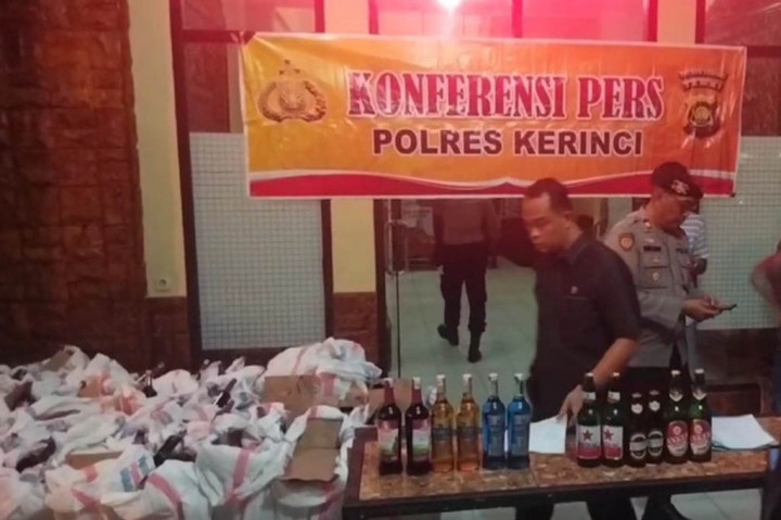 Polisi Grebek Gudang Miras Illegal Di Kota Sungai Penuh