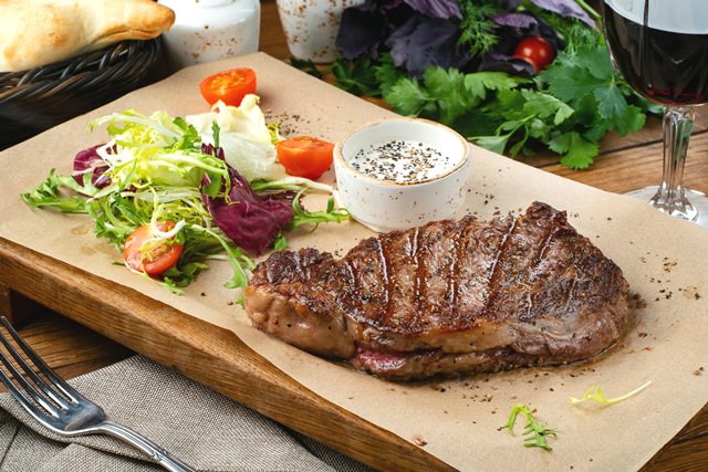 Berikut adalah beberapa tips memasak steak yang sehat untuk kesehatan. (Foto: Ilustrasi/Dok. Unsplash.com)