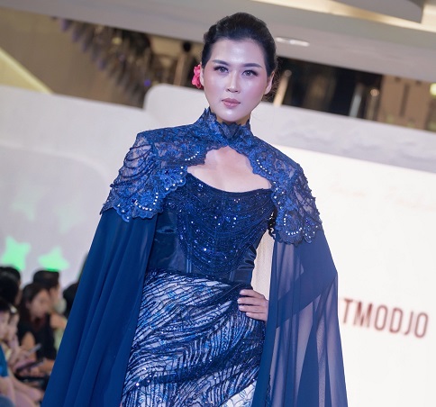 'Kembang Desa' Asti Atmodjo Tampil Galmor Tapi Ndeso di Central Java Fashion Week 2023