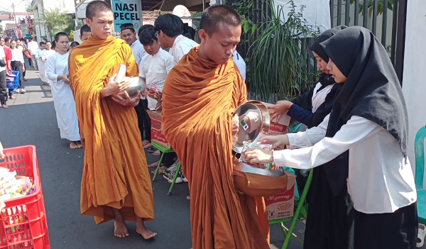Umat Muslim di Kota Batu Ikuti Tradisi Pindapata Jelang Waisak