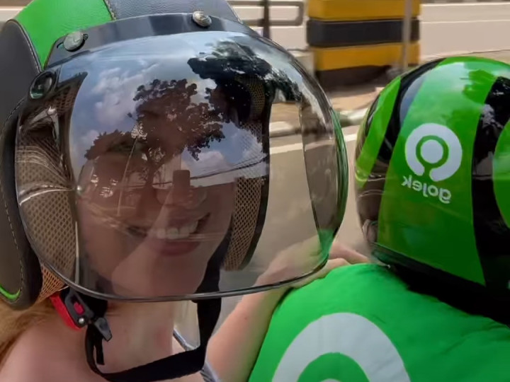 Stacey Ryan Pamer Naik Ojek Online Keliling Jakarta