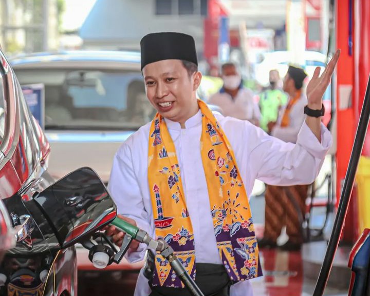 Potret Petugas SPBU Pertamina Pakai Baju Adat di Hari Lahir Pancasila