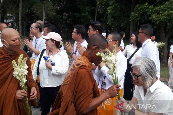 Biksu Thudong Melakukan Puja Bakti dan Pradaksina di Borobudur