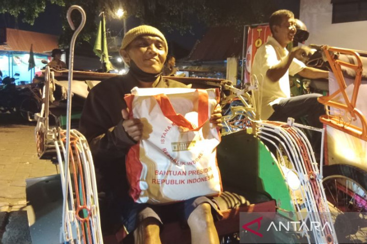 Jalan-jalan ke Yogyakarta, Jokowi Bagikan Sembako ke Tukang Becak