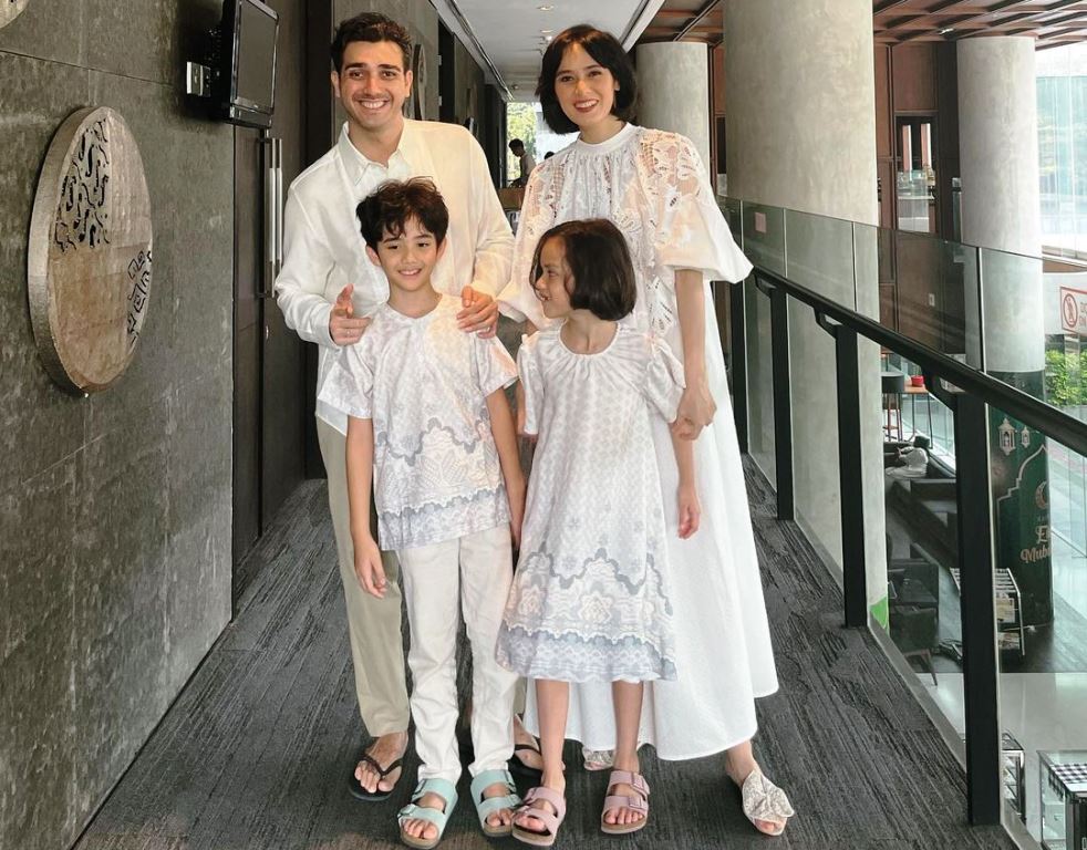 Fachri Albar-Renata Kusmanto bersama dua anak mereka, River Syech Albar (8 tahun), Clover Satin Albar (7 tahun). Foto: @renata711