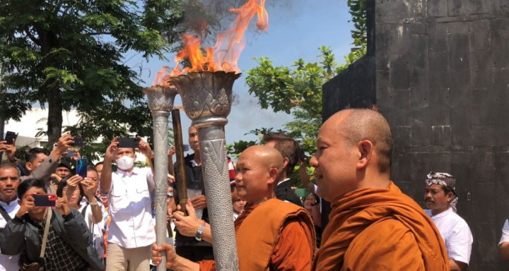 Para Biksu Jalani Upacara Ritual Pengambilan Api Dharma Trisuci
