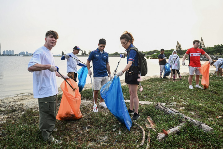 Tim-Tim Formula E Punguti Sampah Di Pantai, Terkumpul 120 Kantung