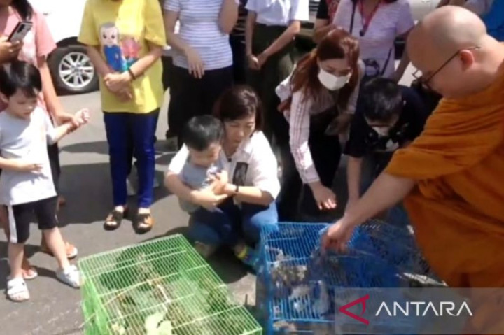 Umat Budha di Makassar Gelar Ritual Fang Sheng Menjelang Waisak