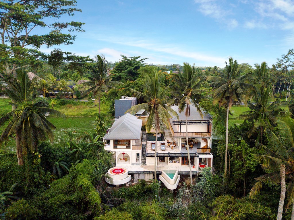 Terletak di Jalan Tirta Tawar, dikelilingi oleh hutan dan sawah. Dok. Ist