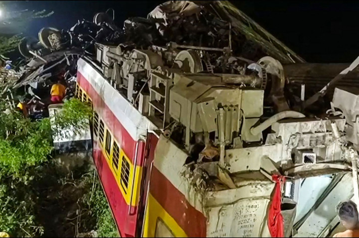 Korban Tewas Kecelakaan Tiga Kereta di India Dekati 300 Orang