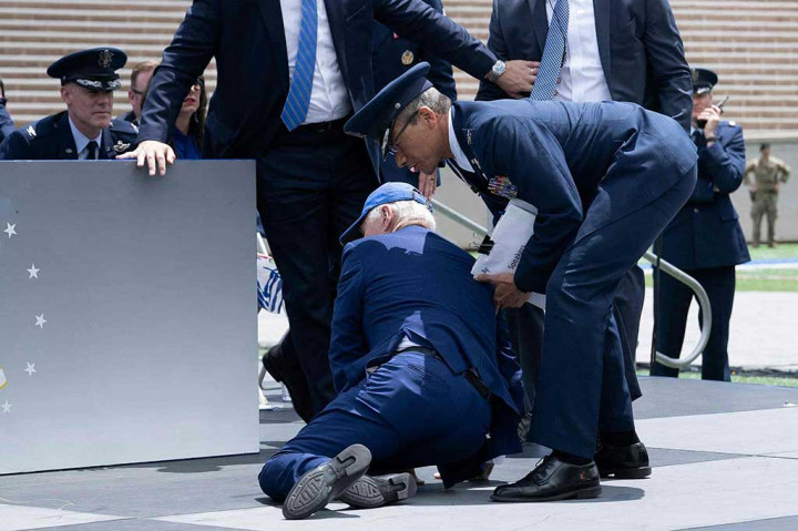 Foto Terpopuler: Joe Biden Tersungkur hingga Penggerebekan Pabrik Ekstasi di Semarang