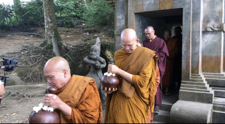 Jelang Puncak Waisak, Biksu Ambil Air Berkah Trisuci