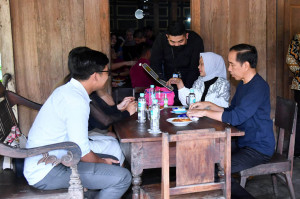 Akhir Pekan, Jokowi dan Ibu Iriana Melipir ke Warung Kopi Klotok