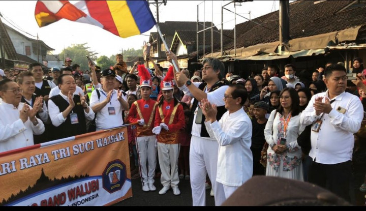 Antusiasme Masyarakat Iringi Pawai Candi Mendut ke Candi Borobudur
