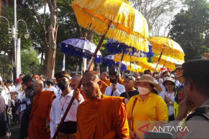 Jelang Waisak, Umat Buddha Berjalan Kaki dari Candi Mendut ke Borobudur