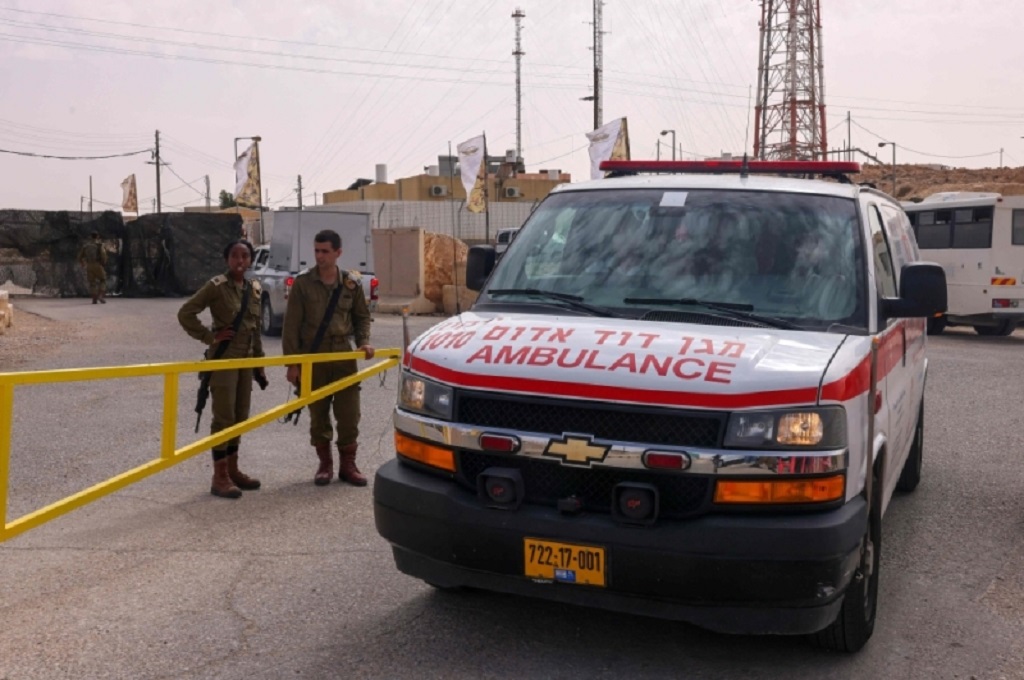 Sebuah ambulans berada di lokasi baku tembak di perbatasan Israel dan Mesir, 3 Juni 2023. (AFP)