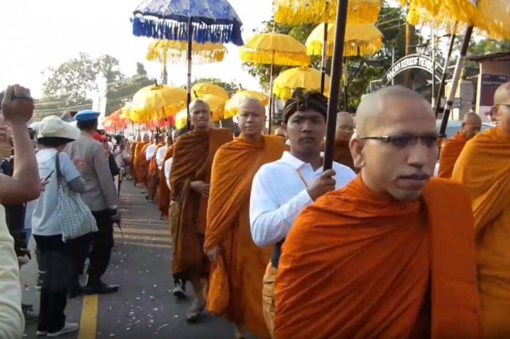 Momen Masyarakat Iringi Pawai Candi Mendut ke Candi Borobudur