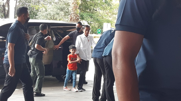 Mampir ke Solo, Jokowi Temani Cucu Jalan-Jalan ke Mal