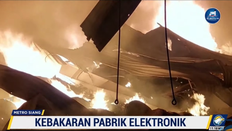 Pemadam kebakaran membutuhkan waktu sekitar 10 jam untuk menjinakkan api. Metro TV