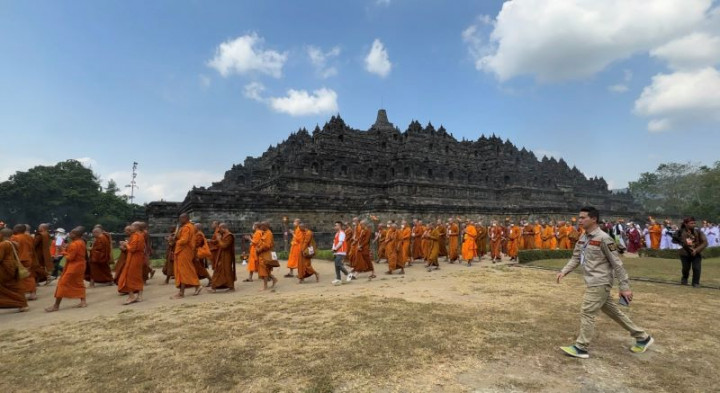 Waisak 2023, Prosesi Pradaksina Berjalan Khusyuk