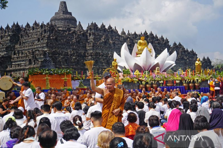Perayaan Waisak di Candi Borobudur Berdampak Ekonomi Positif