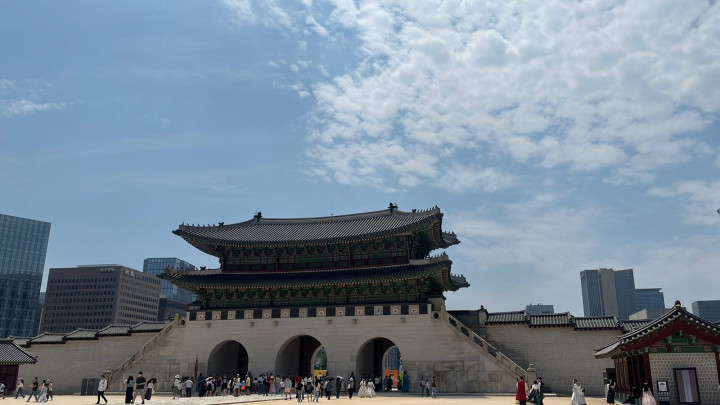 Menikmati Kemegahan Istana Gyeongbokgung dan Keramaian Malam di Myeongdong