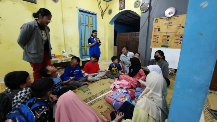 Mahasiswa Prodi PBI UKDW Ajarkan Bahasa Inggris ke Anak-Anak SD