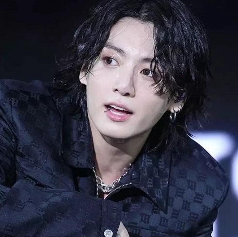 Kekuatan Jungkook BTS, Mug Biru yang Digunakan Kini Langka!