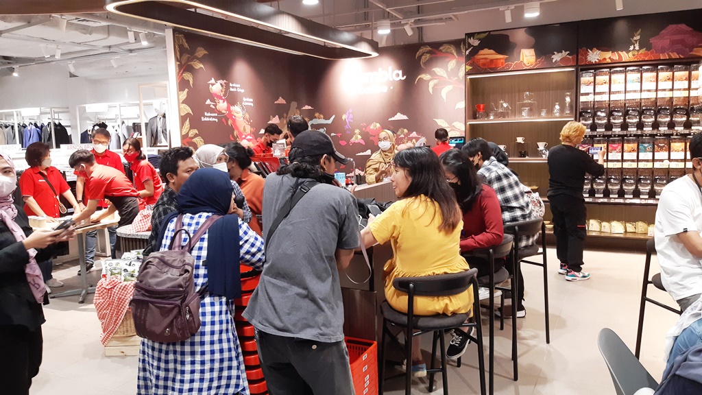  Tak hanya berbelanja pakaian atau peralatan lainnya, kamu juga bisa bersantai menikmati kopi nusantara di Kafe Rambla ini. Foto: A. Firdaus/Medcom