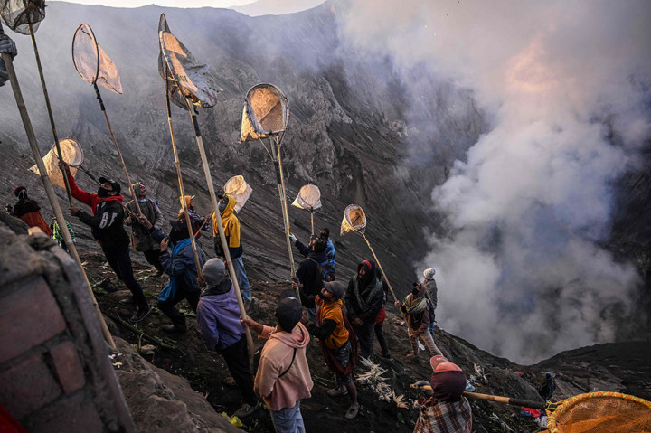 Melihat Proses Yadnya Kasada di Kawah Bromo
