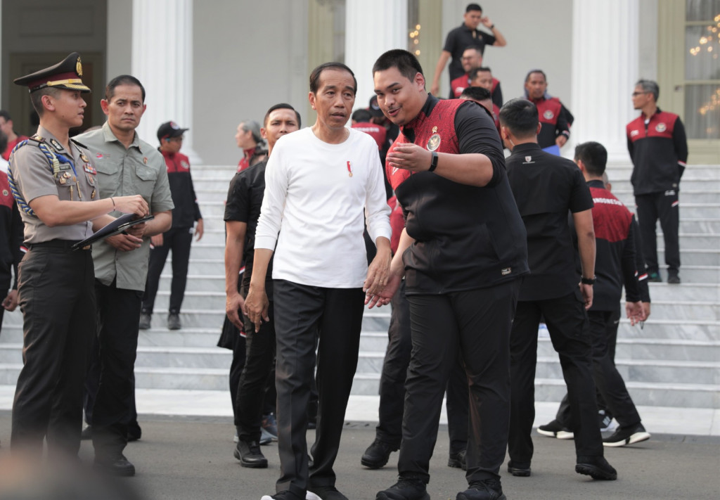 Presiden Indonesia, Joko Widodo, bersama Menpora, Dito Ariotedjo, menyerahkan bonus SEA Games 2023 Kamboja (dok. Kemenpora)