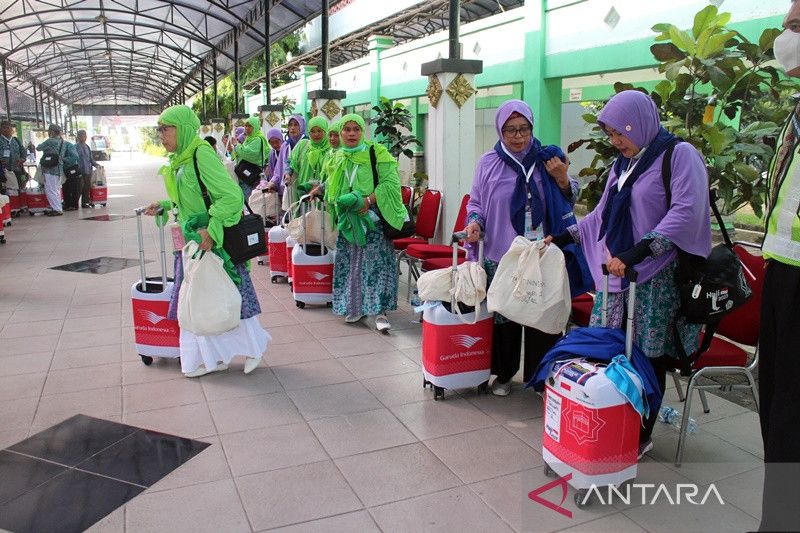 Sejumlah jamaah calon haji asal Batang yang tergabung kloter 42 Embarkasi Solo proses pemeriksaan sebelum diberangkatkan ke Tanah Suci, di Asrama Haji Donohudan Boyolali, Jateng, Selasa (6/6/2023). ANTARA/Bambang Dwi Marwoto.