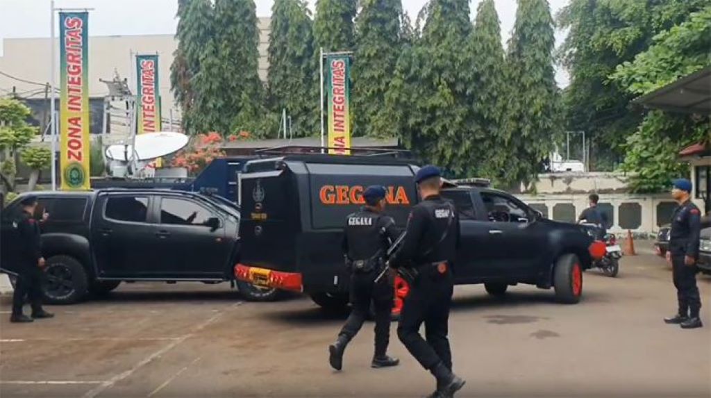 Tim gegana Brimob melakukan penyisiran di PN Jaksel jelang sidang Mario Dandy. Metro TV/Dody Soebagio