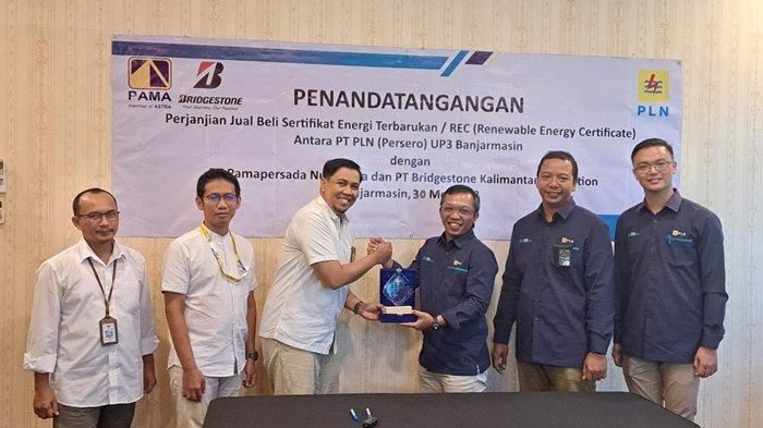 PLN menyalurkan listrik hijau kepada PT Pamapersada Nusantara BBSO melalui layanan sertifikat energi baru terbarukan atau Renewable Energy Certificate (REC) (Foto:Dok.PLN)