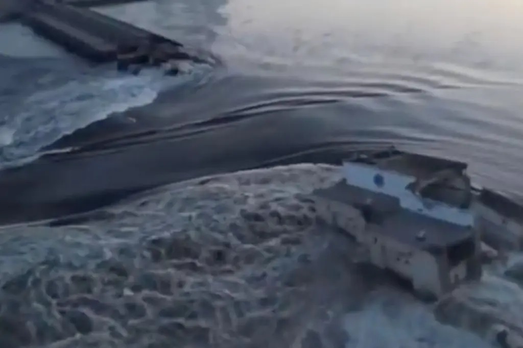 Foto dari potongan video yang diunggah Presiden Ukraina Volodymyr Zelensky memperlihatkan kerusakan di bendungan Kakhovka, 6 Juni 2023. (Twitter/Volodymyr Zelensky)