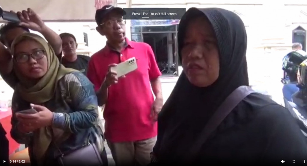 Kusmiati (kerudung hitam), Ibu dari siswi yang mengkritik Pemkot Jambi.