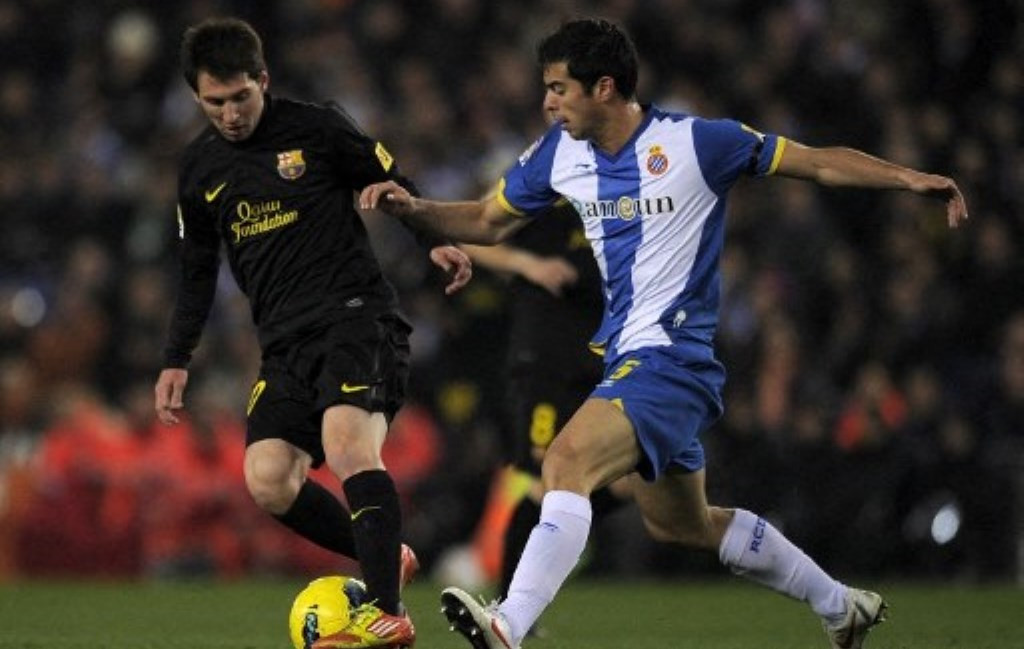 Momen saat Lionel Messi (kiri) berduel dengan Jordi Amat (kanan). (Foto: AFP/Lluis Gene)