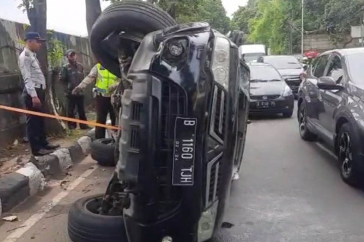 Hindari Pemotor dan Tabrak Pohon, Pajero Terguling di Tb Simatupang