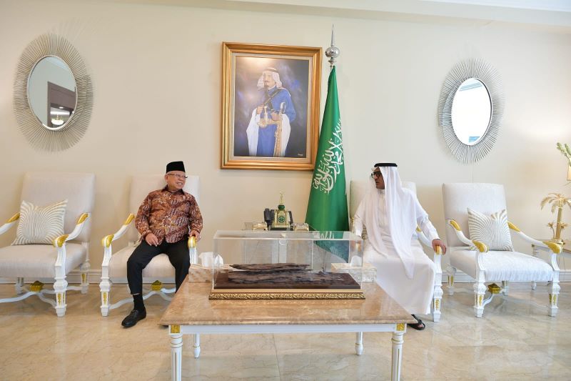 Wapres Ma'ruf Amin bertemu dengan Duta Besar Kerjaan Arab Saudi untuk Indonesia, Faisal Abdullah. Foto: BPMI Setwapres