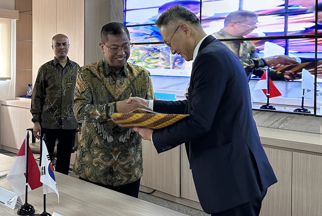 Kepala BPSDMI Kemenperin Masrokhan (kedua kanan) dan CEO Born2Global Jongkap Kim (kanan) seusai penandatanganan MoU tentang penyiapan SDM industri yang kompeten di PIDI 4.0. Foto: dok Biro Humas Kemenperin.
