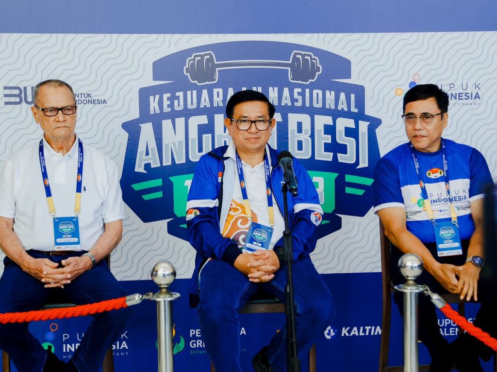 Direktur Utama Petrokimia Gresik Dwi Satriyo Annurogo (tengah), mewakili Pupuk Indonesia Grup, saat membuka Kejurnas Angkat Besi Remaja dan Junior Tahun 2023 di Surabaya. Foto Istimewa.