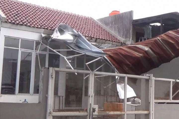 Angin Puting Beliung Rusak 152 Rumah Warga di Bandung