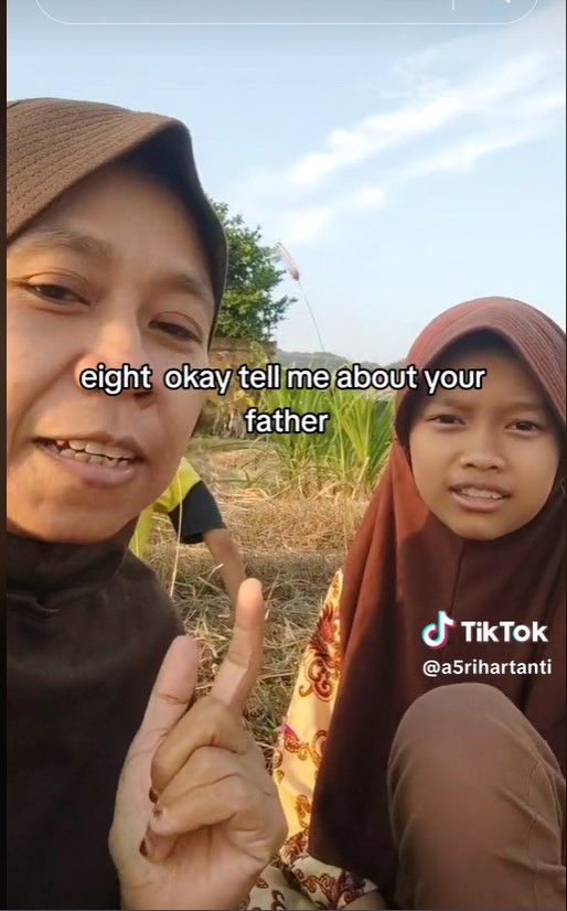 Video Ibu Ajari Anak Bahasa Inggris Sambil Lesehan di Sawah Banjir Pujian Netizen