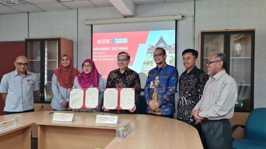 IPB dan UTM press menandatangani perjanjian kerja sama pengembangan dunia literasi. Foto: IPB