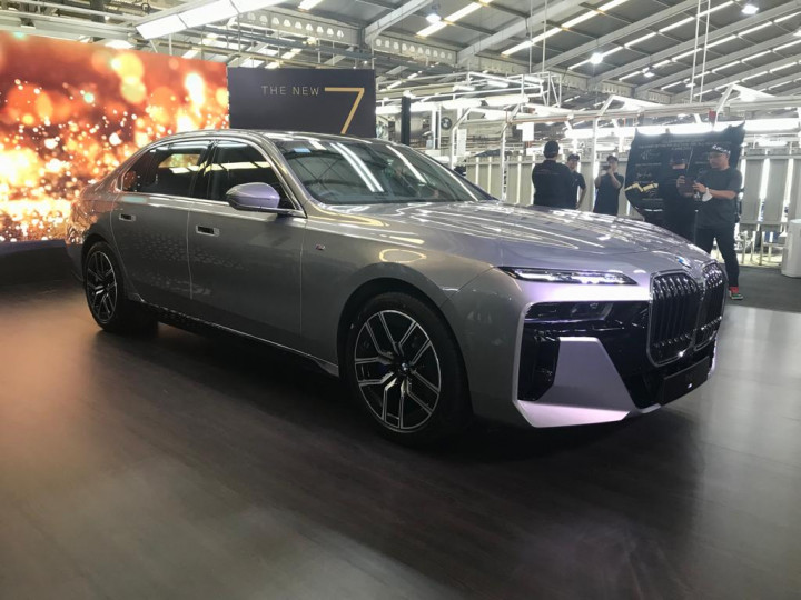 BMW Seri 7 Terbaru Rakitan Lokal Tak Kalah Mewah, Intip Fitur dan Harganya