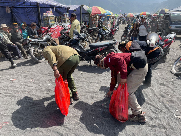 TNBTS Kumpulkan Sampah Hingga 35 Truk usai Upacara Ritual Yadnya Kasada