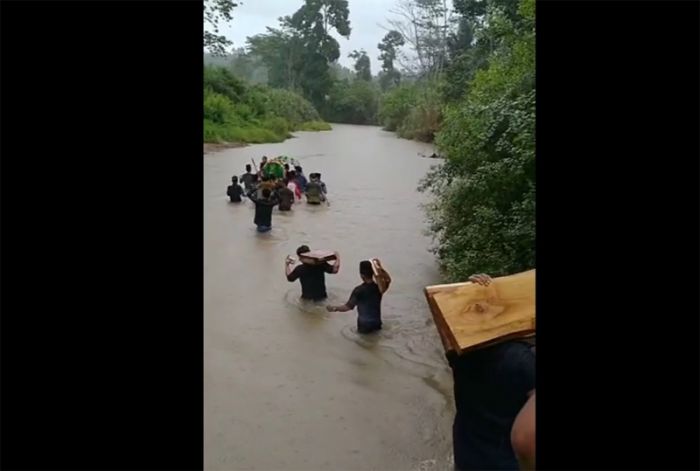 Tak Ada Jembatan, Warga Usung Jenazah dengan Menyeberangi Sungai