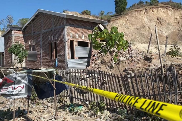 Tanah Begerak Rusak Rumah Warga di Bima